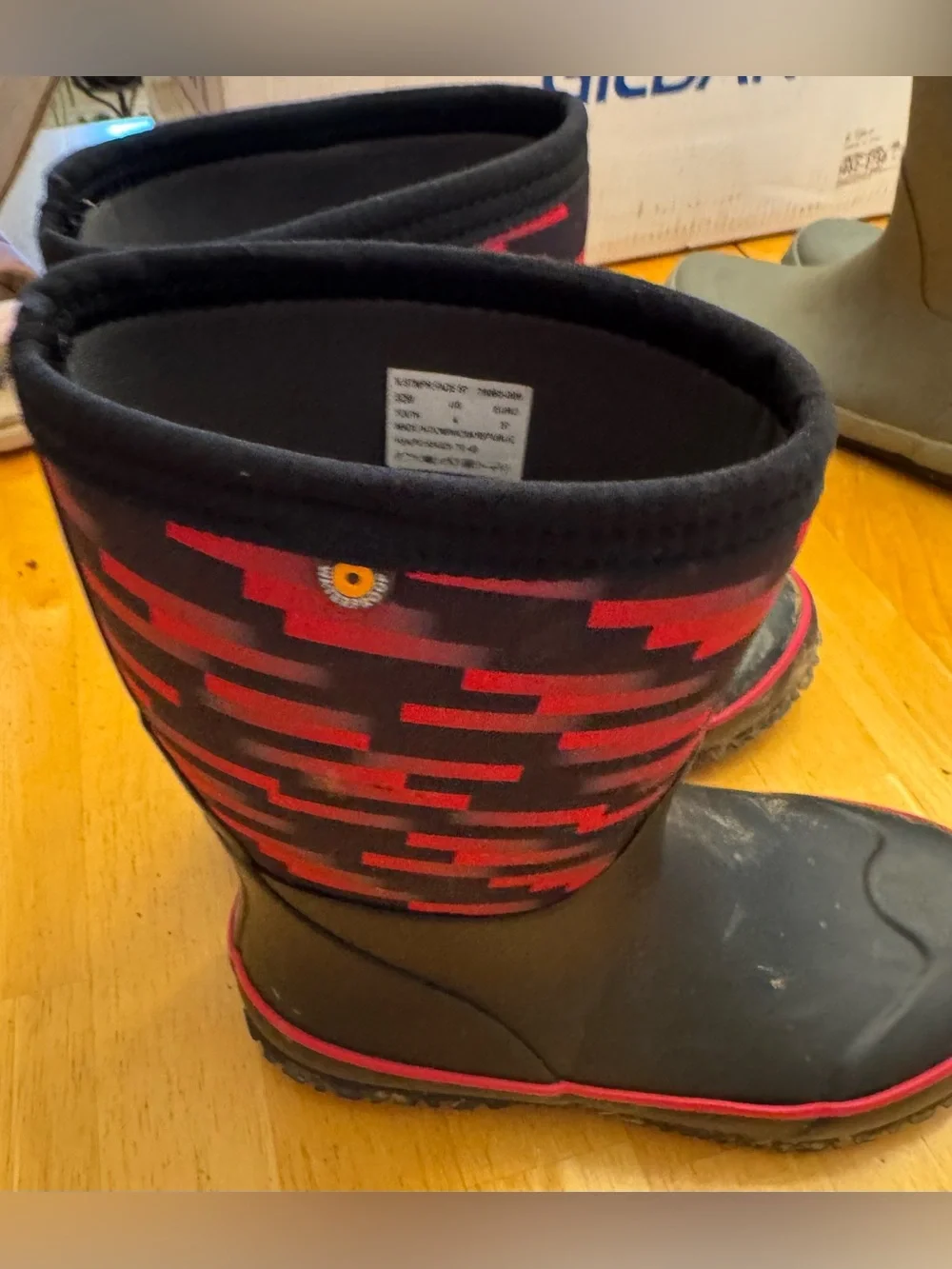 BOGS Kids Waterproof Insulated Rain Snow Boots Youth Size 4 Black Red